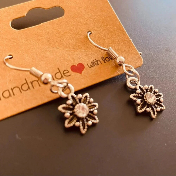 Vintage Floral Charmed Silverplated Women's Fashion Earrings set - Picture 2 of 3